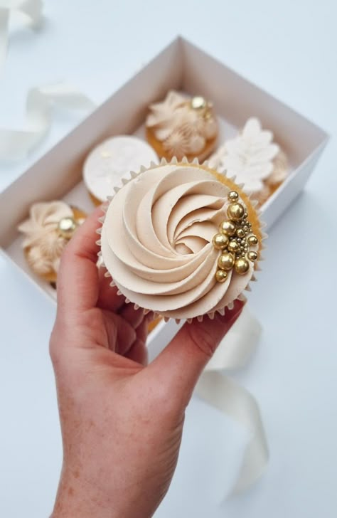 50th Anniversary Desserts, New Years Desserts Party, Gold Theme Cupcakes, Beige Cupcakes, 50th Anniversary Cupcakes, Elegant Wedding Cupcakes, White And Gold Cupcakes, 30th Birthday Cake For Women, Pearl Cupcakes