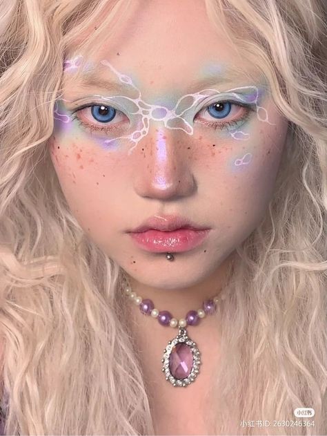 Sea Makeup Looks, Water Inspired Makeup Looks, Mermaid Eyeliner, Fish Makeup Looks, Fish Pretty Makeup, Jellyfish Eye Makeup, Makeup Ethereal, Ocean Makeup, Water Makeup