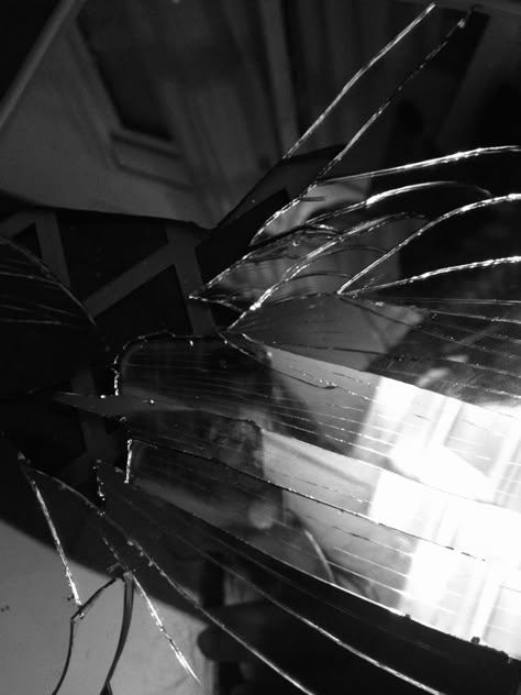 Smashed Mirror Aesthetic, Pecahan Kaca Aesthetic, Broken Glass Aesthetique Dark, Shattered Mirror Aesthetic, Broken Mirror Aesthetique, Obat Aestethic, Cracked Mirror Aesthetic, Mirror Aesthetic Dark, Broken Aesthetique