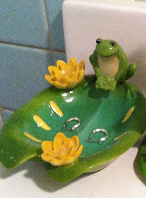 Soap dish in my bathroom ;) Frog Bathroom, Bathroom Redecorating, Redecorating Ideas, Frog Decor, Garden Hacks, My Bathroom, Soap Dish, Frogs, Gardening Tips