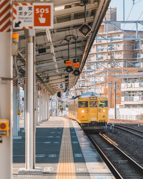 Scenario Photography, Japanese Subway Aesthetic, Japan Train Aesthetic, Japanese Train Station Aesthetic, Japan By Train, Japanese Train Station, Train Station Aesthetic Japan, Japan Train Inside, Perspective Drawing Architecture