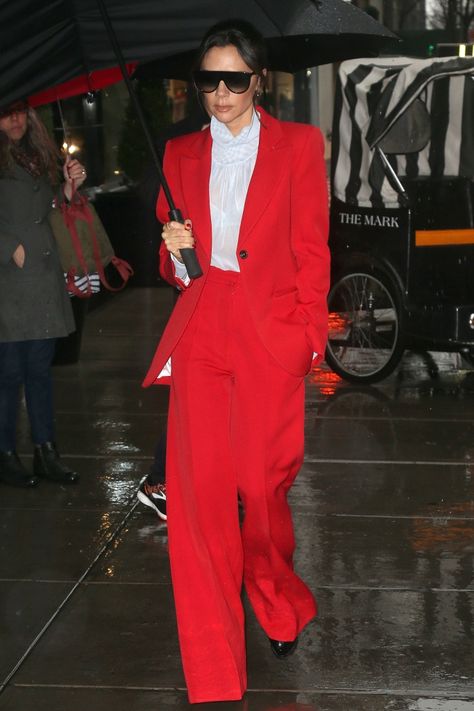 Victoria Beckham Street Style, Red Vest Outfit, Red Velvet Outfits, Stylist Clothes, Camouflage Dress, Blazer Street Style, Victoria Beckham Outfits, Victoria Beckham Style, Glam Outfit