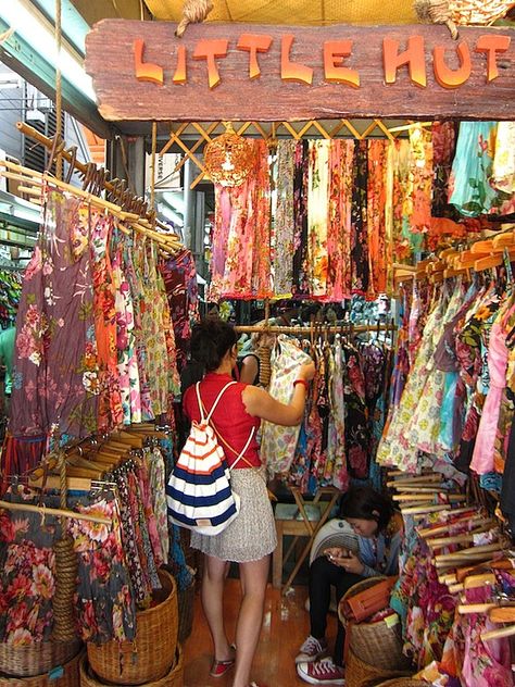 Thailand Shopping Clothes, Thailand Markets Shopping, Bangkok Trip, Bangkok Temples, Wat Phra Kaew, Thailand Aesthetic, Thailand Shopping, Shopping Market, Bangkok Shopping