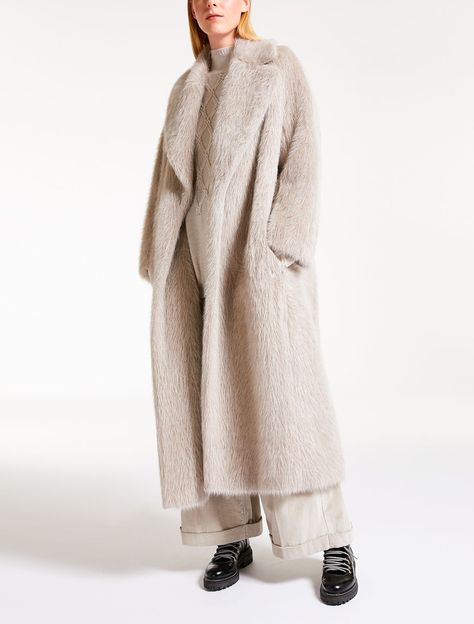 Max Mara GUELFO ice: Suri alpaca coat. Alpaca Coat Outfit, Red Brown Outfit, Max Mara Alpaca Coat, Fashion Photoshoot Inspiration, Alpaca Coat, Leopard Outfits, Long Faux Fur Coat, Suri Alpaca, Brown Outfit