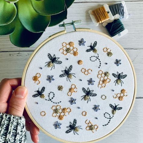 Honeycomb Embroidery, Bumble Bee Embroidery, Diy Honeycomb, Diy Beginner, Honey Gifts, Wooden Embroidery Hoops, Bee Embroidery, Bee Honeycomb, Calico Fabric