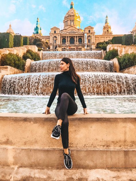 Magic Fountain Of Montjuïc, Barcelona Aesthetic Outfit Winter, Barcelona April Outfit, Mont Juic Barcelona, Barcelona Trip Aesthetic, Barcelona Photoshoot Ideas, Barcelona Spain Picture Ideas, Barcelona Inspo Pics, Barcelona Aesthetic Photography