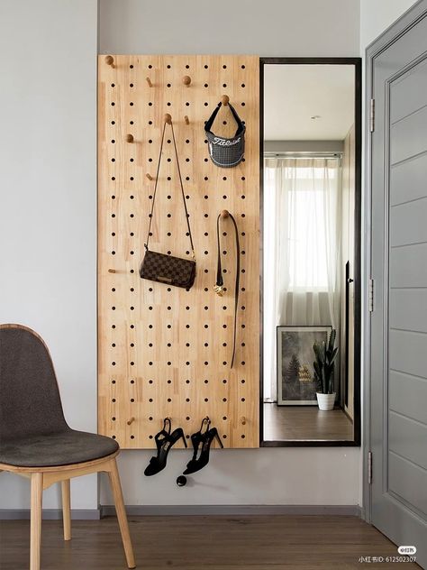 Pegboard Mirror, Pegboard Entryway, Entryway Pegboard, Pegboard Door, Small Drop Zone Ideas, Genkan Ideas, Pegboard Organization Ideas, White Pegboard, Japandi Interiors