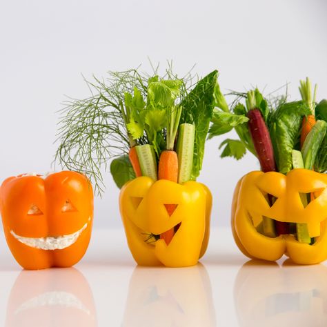 Bell Pepper Jack O’Lanterns with Vegetables and Dip | Bell Pepper Jack O’Lanterns with Vegetables and Dip Halloween Candy Recipes, Edible Bowl, Healthy Halloween Food, Recetas Halloween, Halloween Food Appetizers, Dulces Halloween, Healthy Halloween Snacks, Vegetable Dip, Breakfast Party