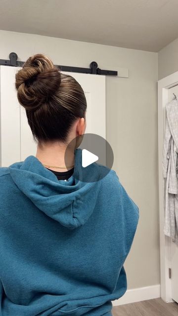 avery jayne on Instagram: "love a good slick back bun 🎀😙🫶 #slickbackbun #slickback #hairinspo #hairtutorial #30daysofhairstyles #explore #explorepage" Bun Medium Hair, Messy Bun Medium Hair, Slick Bun Tutorial, Slickback Bun, Slick Back Bun, Messy Curly Hair, Messy Bun Tutorial, 2023 Love, Bun Tutorial