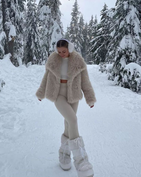 Alaska Outfits, Bad Clothing, Snow Fits, Ski Trip Outfit, Winter Outfits Snow, Snow Photoshoot, Best Boots, Winter Travel Outfit, Diy Winter