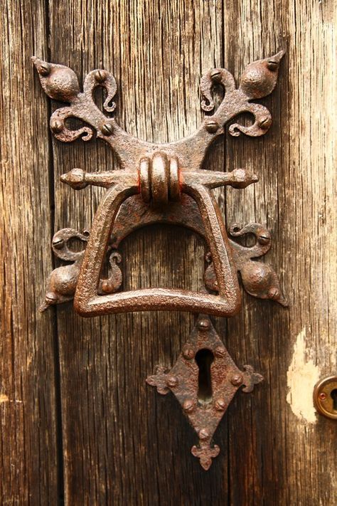 Dishfunctional Designs: Knock Knock: Who's There? Awesome Antique Door Knockers Antique Door Knockers, Door Knockers Unique, Old Door Knobs, Vintage Auto's, Door Knobs And Knockers, Cool Doors, Door Gate, Antique Door, Old Door