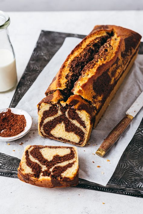 Une recette qui nous ramène directement en enfance : le Cake marbré ! Celui-ci est particulièrement moelleux et le reste plusieurs jours. On adore ses marbrures vanille et chocolat différentes à chaque cuisson. Je vous donne tous mes conseils pour bien le réussir chez vous... Chocolate Loaf Cake, Marble Cake Recipes, Cake Artist, Yogurt Cake, Marble Cake, Loaf Cake, Novelty Cakes, Food Videos Desserts, Easy Cake Recipes