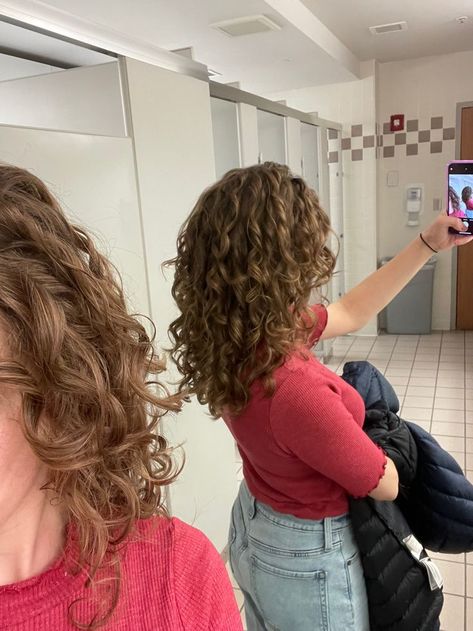 Mid Size Parisian Style, Collarbone Length Curly Hair, Medium Length Haircut For Curly Hair Natural Curls, Mid Length Curly Hair With Layers, Medium Length Curly Hair With Layers, Curly Hair Layers, Curly Hair 2c, Mid Length Curly Hair, Cut Curly Hair