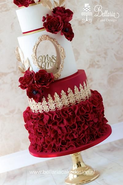 Red Quinceanera Ideas, Red And Gold Wedding, Red And White Wedding, Quince Cakes, Quince Cake, Burgundy Wedding Cake, Red Quince, Cake With Flowers, Quinceanera Cakes