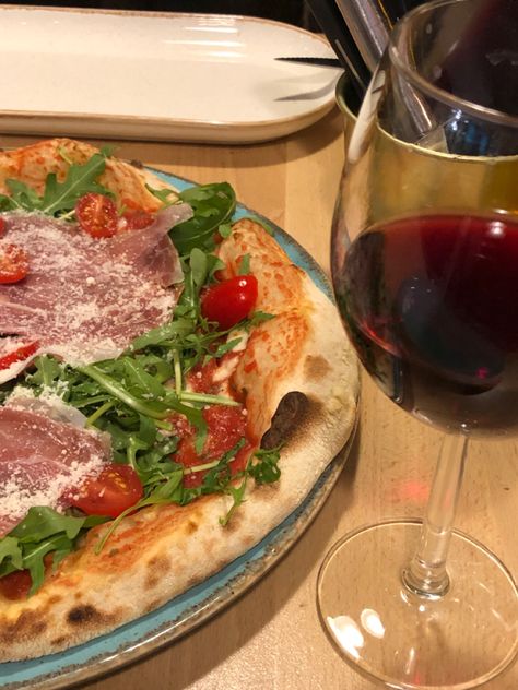 Pizza rucola, red wine, italian food, pizza and wine aesthetics Pizza And Cocktail Aesthetic, Pizza Wine Aesthetic, Pizza And Wine Aesthetic, Italian Food Aethstetic, Aethstetic Food, Wine Pics, Pizza And Wine, Wine And Pizza, Food Pizza