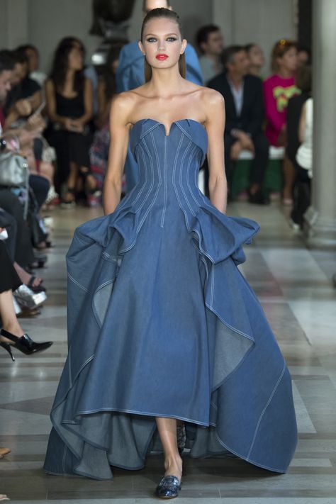 View the complete Carolina Herrera Spring 2017 Ready-to-Wear Collection from New York Fashion Week. Denim Wedding Dresses, Runway Archive, Carolina Herrera Bridal, Vestiti In Jeans, Denim Wedding, Mod Squad, Look Jean, Fashion Fails, Outfit Classy