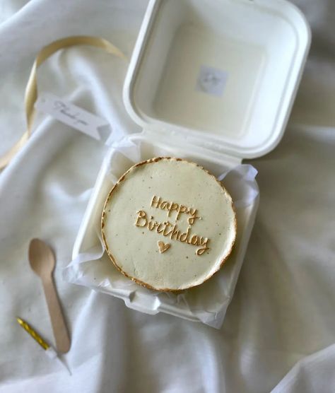 Stay golden, fam! 🕊⚜️ #bentocake #cakestagram #cakesoffacebook #aesthetic #whiteandgold #cakeshop #cakesesigner #fyp #spreadlove #minimalism #classic #minicakeoftheday Cake White, Bento Cake, Stay Golden, Cake Shop, Happy Birthday, Cake, Birthday, Gold, Pins