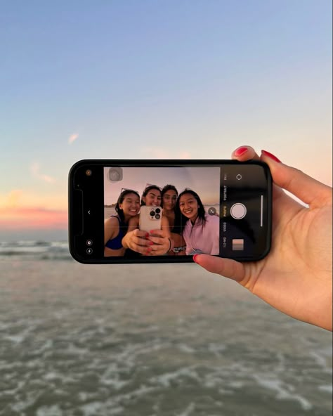 Summer Friend Group Beach, Beach Group Photo Ideas Aesthetic, Group Picture Beach, Summer Photos Inspo Beach, Group Beach Pictures Friends Ideas, Group Photo Beach Ideas, Friends Beach Poses, Sunset Group Picture, Beach Day Photo Ideas