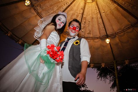 clown honeymoon | Street Wedding Clown. | Patrocinadores. Helinho Tatuagens ... Clown Wedding Dress, Lavender Marriage, Clown Wedding, Street Wedding, Circus Costumes, Female Clown, Carnival Wedding, Clown Doll, Oc Outfits