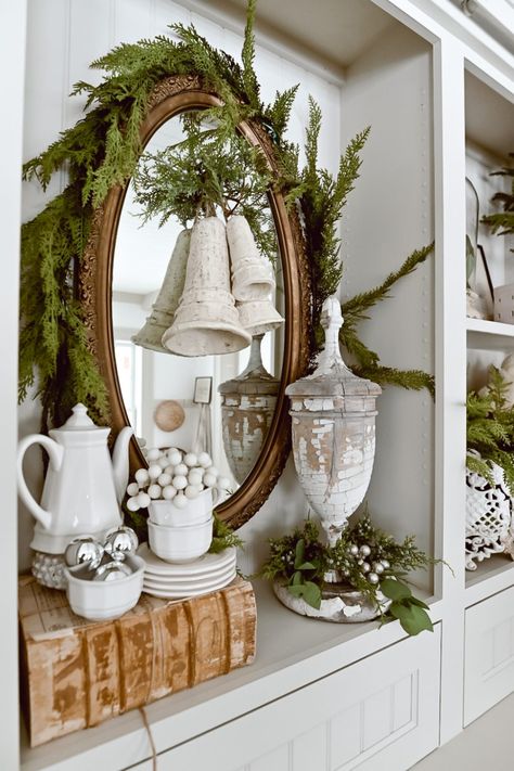 Vintage Christmas Decorating, Style Shelves, French Country Christmas, Liz Marie, Christmas Vignettes, Christmas Decorating Ideas, French Christmas, Christmas Decor Inspiration, Cottage Christmas