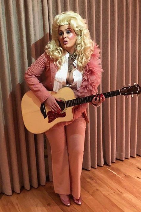 Adele Dressed Up as Dolly Parton, and Dolly’s Response Will Have You Fangirling, HARD! Dolly Parton Fancy Dress, Dolly Parton Outfit Ideas, Dolly Parton Outfits, Dolly Parton Makeup, Dolly Costumes, Dreams Tattoo, Dolly Party, Dolly Parton Costume, Hollywood Halloween