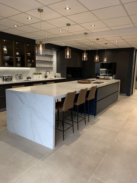 Marble And White Kitchen, Large Kitchen Aesthetic, Simple Modern House Interior, Kitchen Aesthetic Luxury, Luxury Kitchen Aesthetic, Open Plan Kitchen Dining Living, Open Plan Kitchen Living Room, Dream Kitchens Design, Kitchen Interior Design Decor