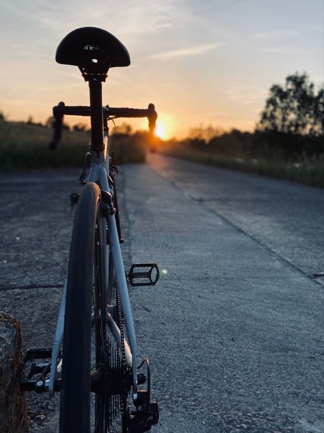 Aesthetic Bike Ride, Riders Republic, Hybrid Athlete, Road Bike Photography, Aesthetic Bike, Cycling Photography, Go Ride, Fixed Bike, Bike Photography