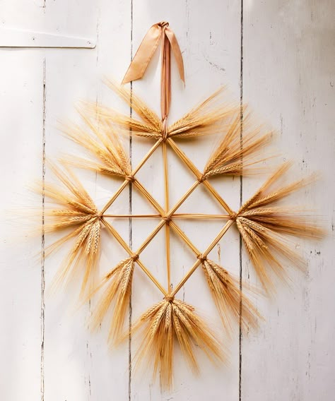 Martha Stewart Wreath, Wheat Christmas Decor, Wheat Crafts Ideas, Martha Stewart Fall Decor, Lughnasadh Decorations, Wood Flower Wreath, Wheat Decorations, Wheat Weaving, Corn Wreath