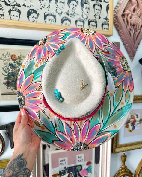 Hand painted Hats, Purses and Art by Yaya Kieu | Groovy outlaw fedora hats 💖 Velvet hat band with fringe and gold detailing 🥰 These hats have been hand painted, decorated and are… | Instagram Embellished Cowboy Hat, Hand Painted Hats, Textured Hat, Felt Cowboy Hats, Painted Hats, Painted Bags, Velvet Hat, Fedora Hats, Large Hats