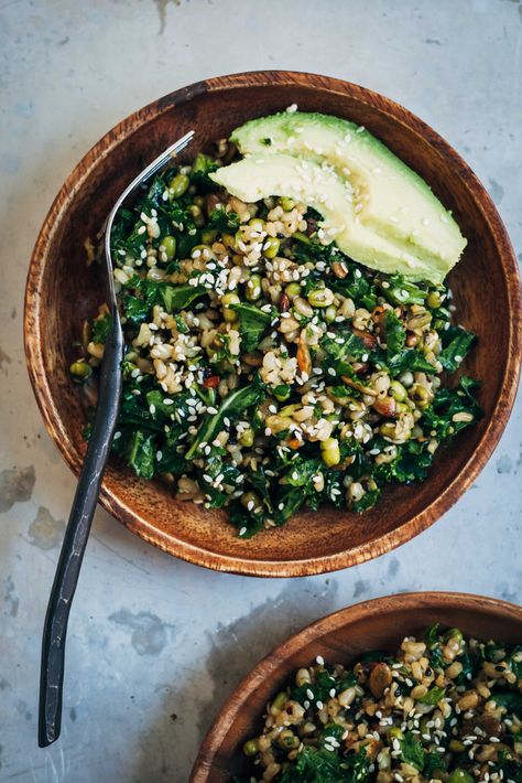 Healthy Brown Rice Salad w/ Kale + Sesame Seeds | Well and Full Healthy Brown Rice, Cookies Banane, Brown Rice Salad, Breakfast Salad, Rice Salad, Kale Salad, Tortellini, Arugula, Sesame Seeds