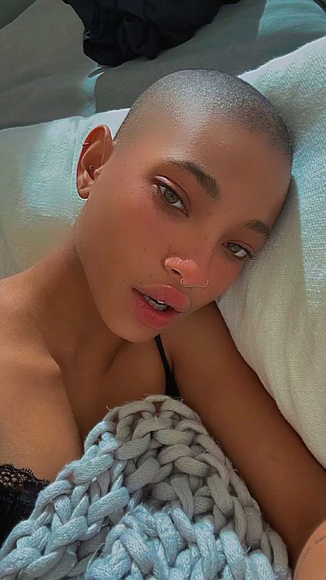 Bald Aesthetic, Buzzed Hair Women, Bald Head Women, Bald Look, Shaved Head Women, Buzzed Hair, Bald Girl, Willow Smith, Bald Hair