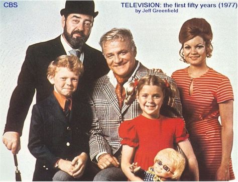 "Family Affair" Buffy, Jody, Uncle Bill, Mr French and Cissy. Family Affair Tv Show, 1960s Tv Shows, Olivia Hussey, Classic Television, Old Shows, Great Tv Shows, Old Tv Shows, Vintage Tv, Family Affair