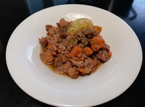 Karelian stew - Karjalanpaisti Stew Meat, Boiled Potatoes, Roast Beef, Pork Roast, Stew Recipes, Stew, Christmas Food, Carrots, Meat