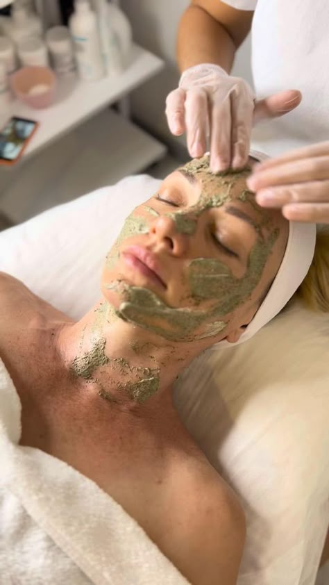 Green Peel Facial, Esthetician Inspiration, Peeling Facial, Skin Care Pictures, Aesthetic Center, Skin Therapist, Skin Aesthetics, Spa Facial, Facial Aesthetics