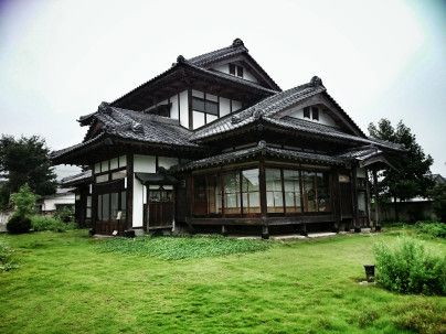 Japanese House Old Style, Japanese Minka House, Old Japanese House Exterior, Japanese Victorian House, Village House Design Exterior, Japan Architecture Traditional, Traditional Japanese Mansion, Japanese Architecture Exterior, Traditional Japanese House Exterior