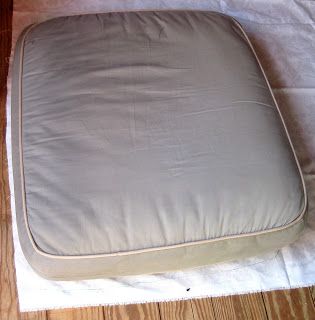 Life's Little Details: How to Recover your Couch Cushions Sofa Recover, Recover Couch, Diy Couch Cushions, Reupholster Couch, Couch Repair, Upholstery Details, Reupholster Chair Dining, Diy Rugs, Couch Seats