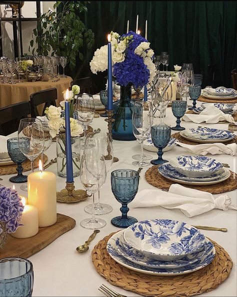 Blue Glassware Table Setting, Blue Table Setting Ideas, Blue China Table Setting, Blue White Table Settings, Party Settings Tables, Blue Plates Table Setting, Blue Table Scape, Dining Table Placement, Elegant Table Settings Classy