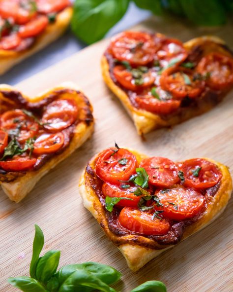 Heart Shaped Pastry, Heart Shaped Meatballs, Heart Food Shaped, Tomato Hearts Shape, Valentines Food Savory, Galentines Dinner Food, Heart Shaped Pastries, Heart Shaped Baking Ideas, Heart Shaped Appetizers