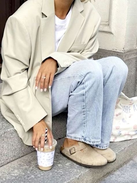 Birkenstock Clogs Outfit, Stile Blair Waldorf, Adrette Outfits, Clogs Outfit, Look Adidas, Fest Outfits, Mode Zara, Estilo Indie, Skandinavian Fashion