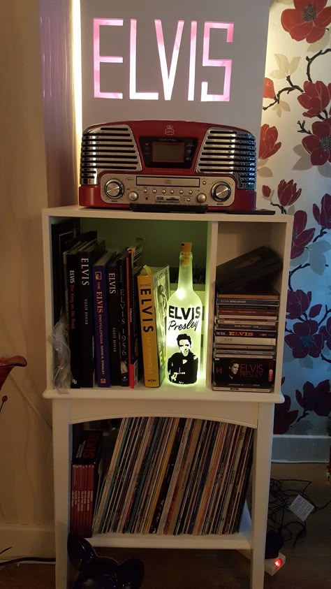 Elvis Vinyl Aesthetic, Elvis Presley Bedroom Ideas, Elvis Home Decor, Elvis Themed Room, Elvis Themed Bedroom, Elvis Bedroom Ideas, Elvis Room Ideas, Elvis Presley Room Ideas, Elvis Room Decor