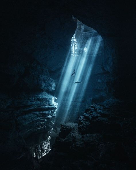 Diver in a deep cave underwater Huawei Wallpapers, Underwater Caves, Xiaomi Wallpapers, Sunken City, Fairytale Aesthetic, Cave Diving, Ocean Depth, Water Falls, Mysterious Places