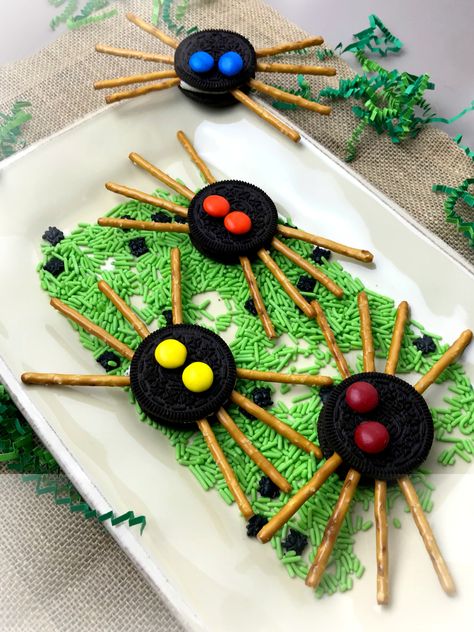 Spider Desserts, Oreo Spider Cookies, Halloween Edible Crafts, Spiders For Kids, Spiders Preschool, Oreo Spiders, Halloween Oreos, Halloween Party Appetizers, Spider Cookies