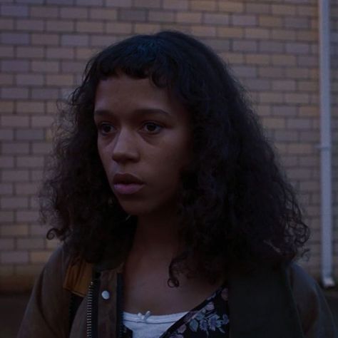 Curly Hair Micro Bangs, Maren Yearly, Micro Bangs, Everything But The Girl, Bones And All, Taylor R, Taylor Russell, Jeremy Allen White, Movie Fashion