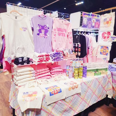 Goodmorning St. Louis! ✨️ #animestl has been absolutely amazing so far and we cannot wait to see everyone today! Make sure to swing by to get your cute goodies as we are quickly selling out of our more popular items such as apparel, tumbler cups, and many different charms! #kpop #artistalley #pastelart #artistoninstagram Table Booth Ideas, Event Setup Ideas, Artist Alley Display Ideas, Artist Alley Booth, Display Craft Fair, Artist Alley Display, Product Display Ideas, Booths Ideas, Table Booth