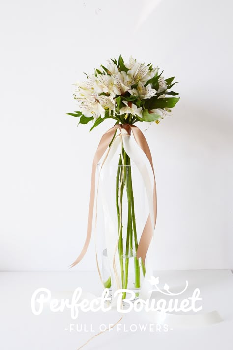 Alstroemeria Wedding Centerpieces Wedding Flowers Summer Simple, Alstroemeria Wedding Bouquet, Alstroemeria Centerpiece, Cheap Bridesmaids Bouquets, Alstroemeria Wedding, Wedding Flowers Simple, Fake Flower Centerpieces, Alstroemeria Bouquet, Country Wedding Bouquets