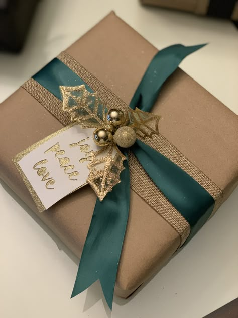 Gold And Silver Gift Wrapping Ideas, Fancy Christmas Present Wrapping, Wrapping Scarf Gift, Beautiful Christmas Gift Wrapping, Gold Christmas Wrapping Ideas, Elegant Christmas Gift Wrapping, Gold Gift Wrapping Ideas, Diy Sister Birthday Gift, Christmas Gift Wrapping Ideas Elegant