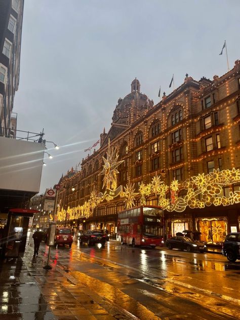 England Christmas Aesthetic, Winter Wonderland Aesthetic London, Uk Winter Aesthetic, British Christmas Aesthetic, London Winter Aesthetic, Christmas Copenhagen, Aesthetic Raining, London Christmas Aesthetic, Winter In England