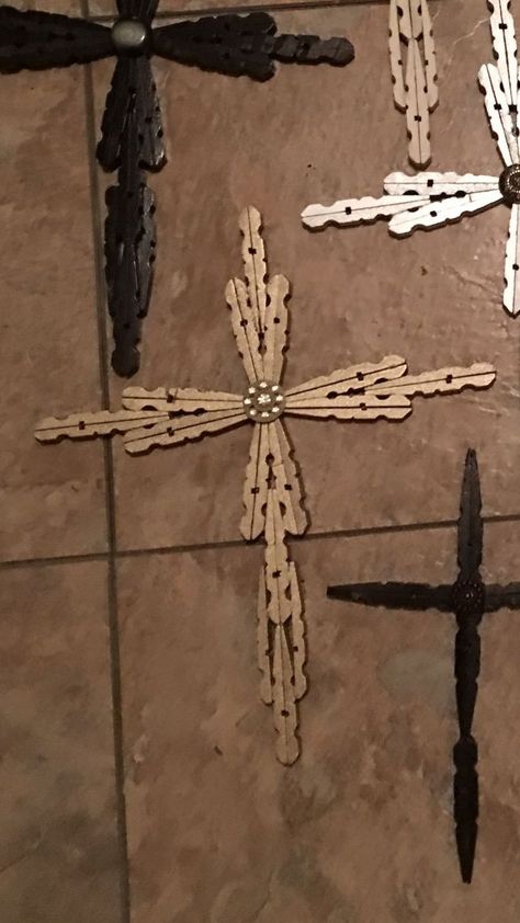 Easy Crafts With Clothes Pins, Clothespin Cross Diy, Clothes Pin Crosses Diy, Close Pin Crafts, Clothespin Crosses, Clothespin Cross, Clothespin Crafts Christmas, Wooden Cross Crafts, Close Pin