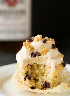 Kentucky Derby Pie Cupcakes - Butter-bourbon cake batter (sort of like rum cake, but with bourbon instead) that is loaded with chopped walnuts and chocolate chips, topped off with a vanilla-bourbon buttercream frosting, drizzled with bourbon-butter glaze, then garnished with more chopped walnuts and chocolate chips. Bourbon Cake, Kentucky Derby Pie, Derby Pie, Pie Cupcakes, Rum Cake, Derby Party, Food Cakes, Derby Hats, Buttercream Frosting