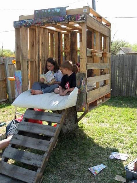 Backyard Playhouse Ideas, Pallet Tree Houses, Diy Treehouse, Kids Wooden Playhouse, Diy Playhouse Plans, Pallet Tree, Pallet Playhouse, Outdoor Fun For Kids, Tree House Diy